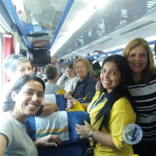 Agência Amigos pelo Mundo dentro do trem da Vale